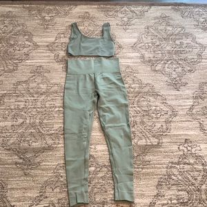 SETactive matcha set in size M and M/L. Worn a few times only.